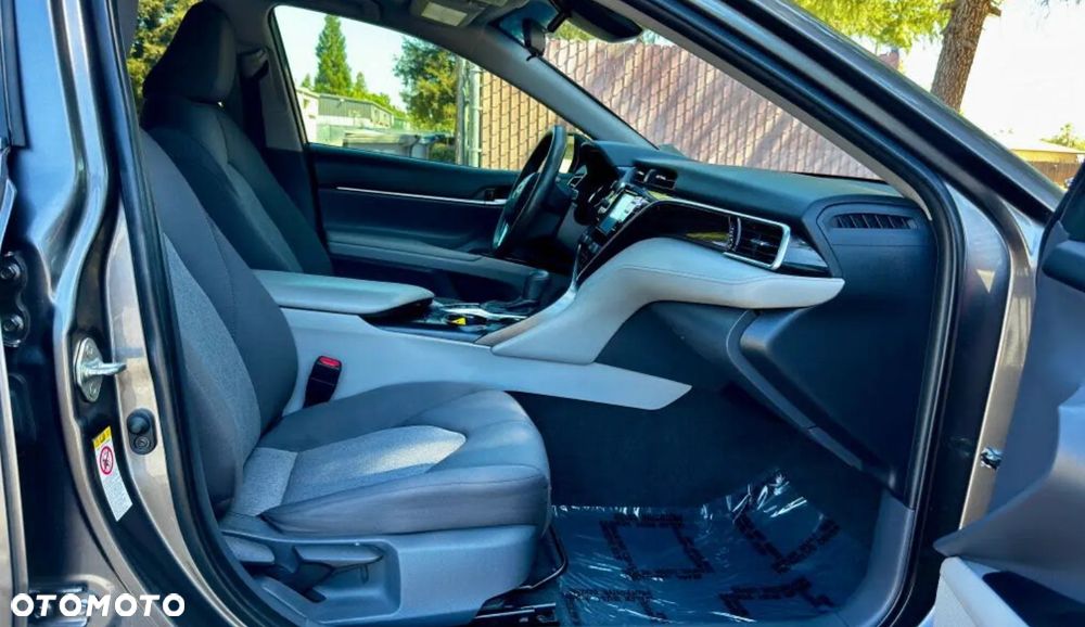 Toyota Camry Luxury - 9