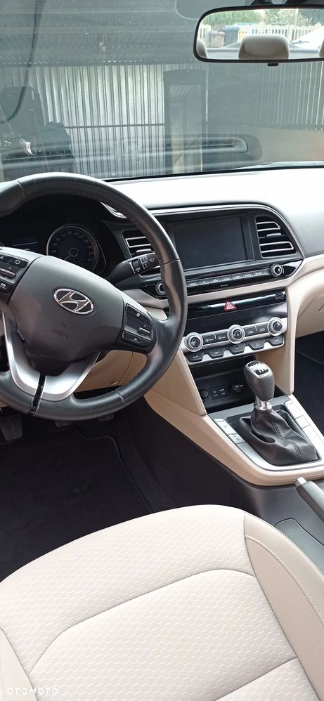 Hyundai Elantra 1.6 Comfort - 12