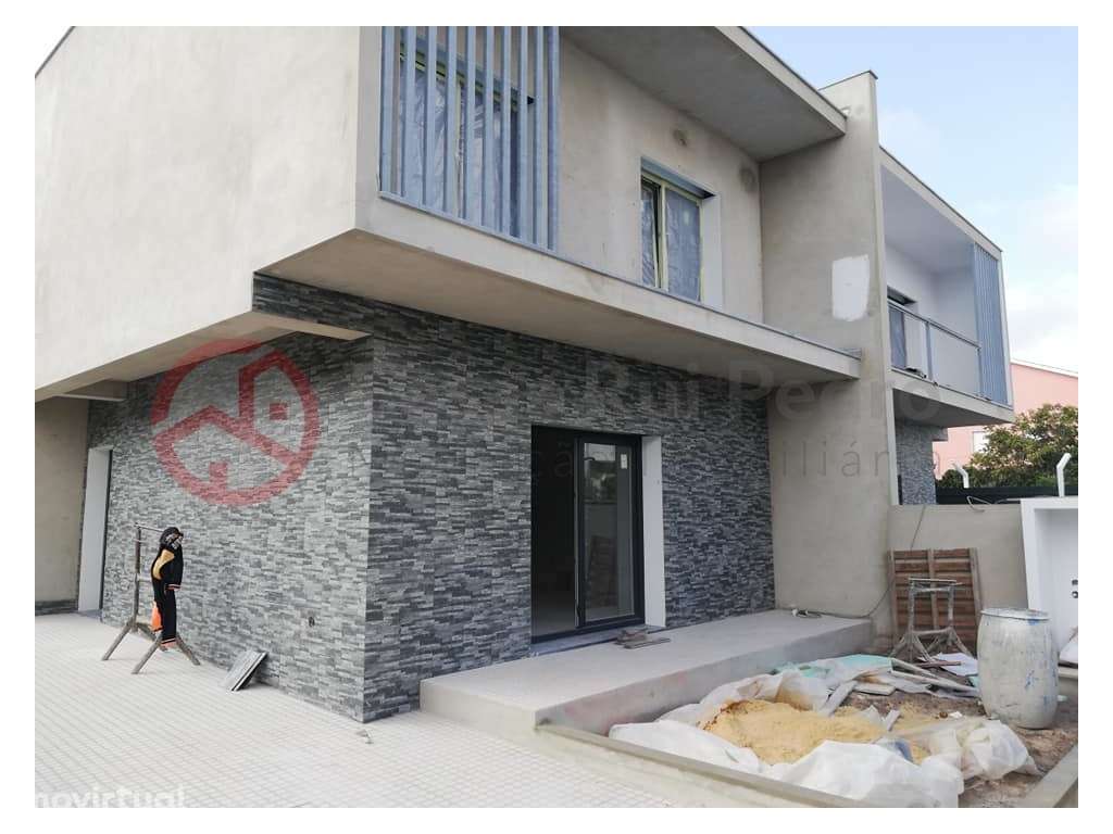 Moradia geminada de construção nova, em Fernão Ferro - Grande imagem: 3/21