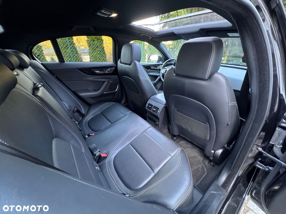 Jaguar XE 2.0 D180 AWD R-Dynamic HSE - 36