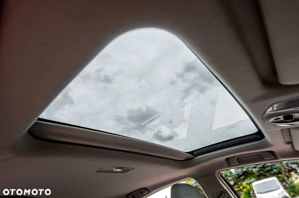 Toyota Prius (Hybrid) Life - 23