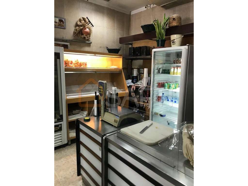 Prédio com Padaria/Pastelaria + Duas habitações - Grande imagem: 4/15