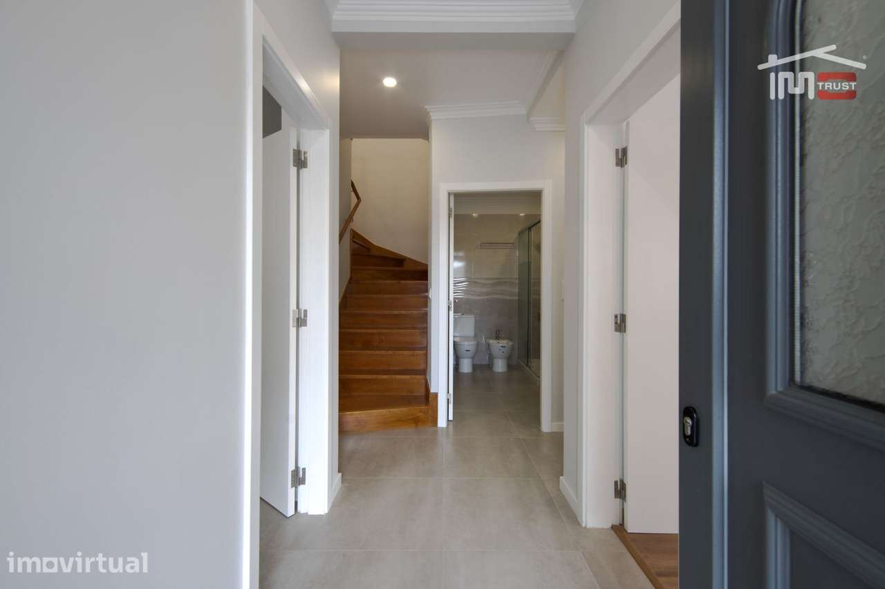 Moradia T4 de Excelência com Box para 4 Viaturas e Ótimos Acessos - Grande imagem: 4/36