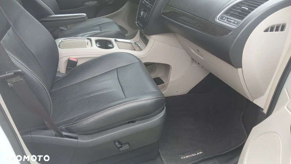 Chrysler Town & Country 3.6 Limited - 18