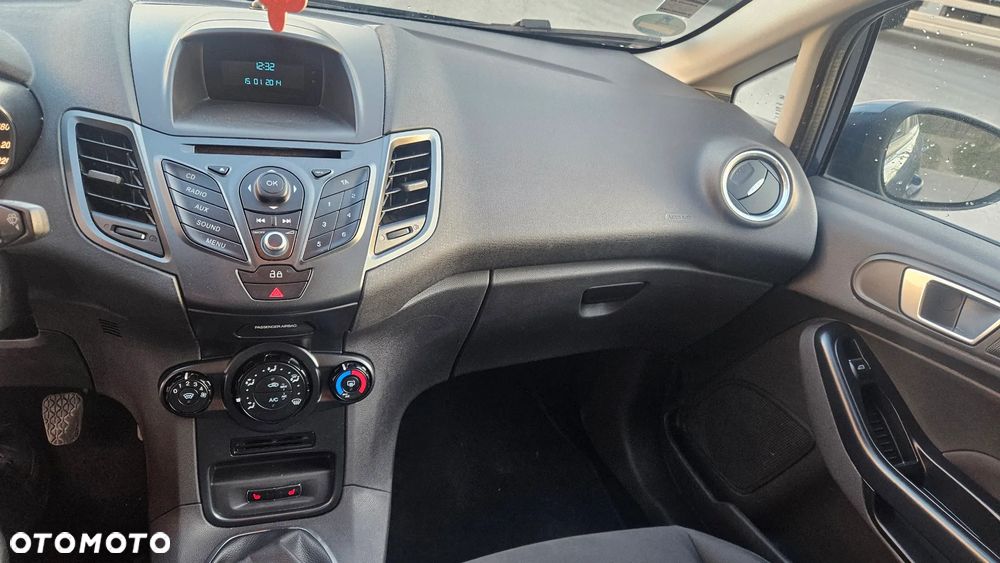 Ford Fiesta - 25