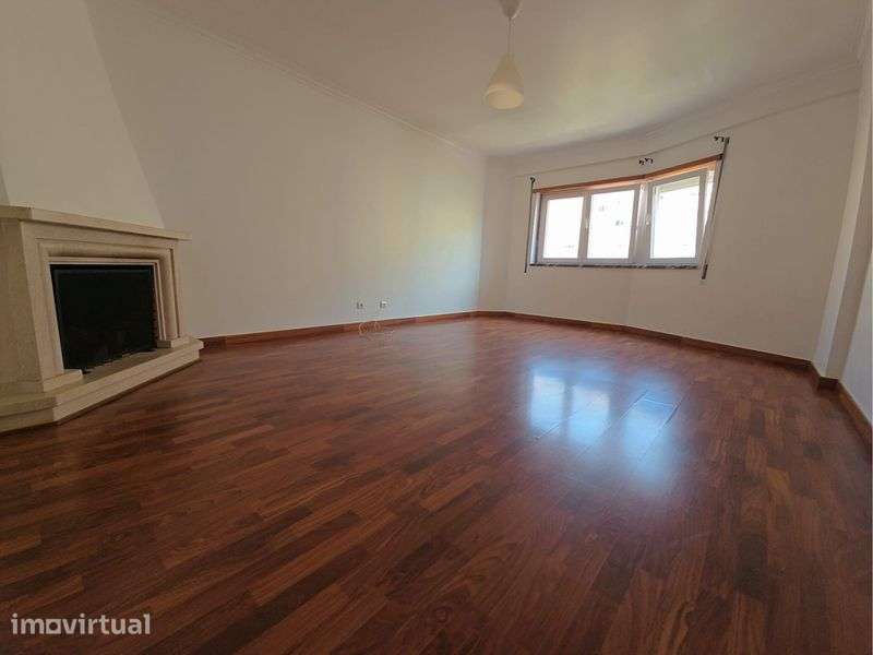 Apartamento T3 Santa Marta do Pinhal com parqueamento - Grande imagem: 4/8