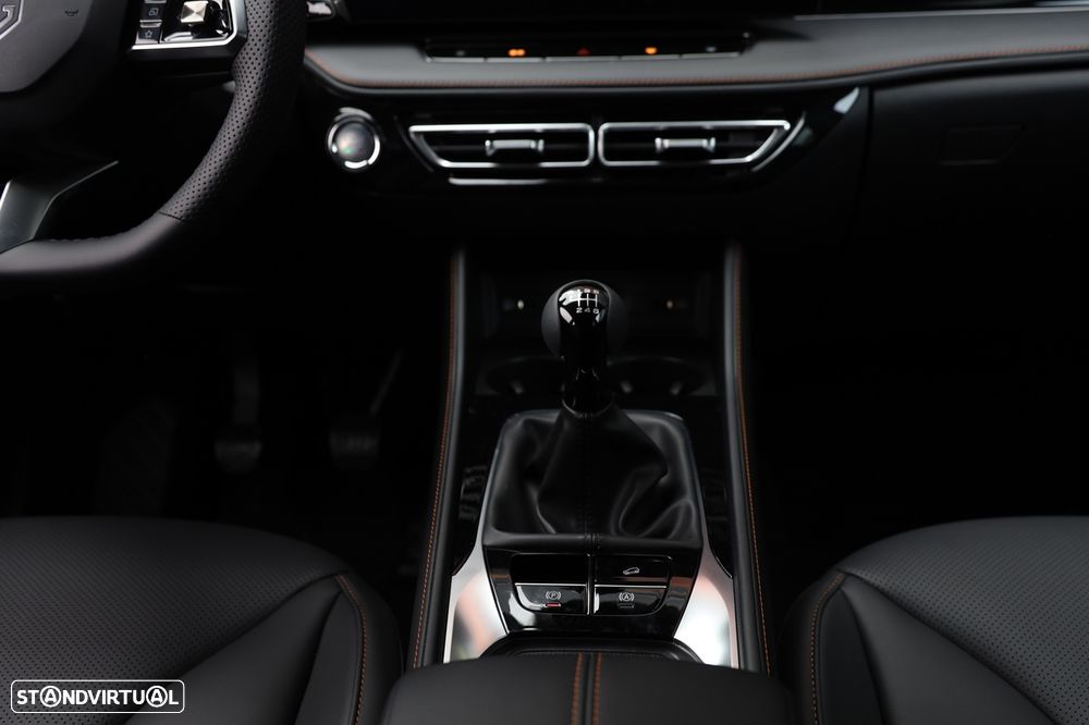 MG HS 1.5 T Luxury AT - 28