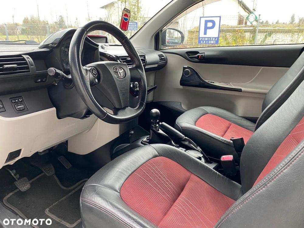 Toyota iQ - 11