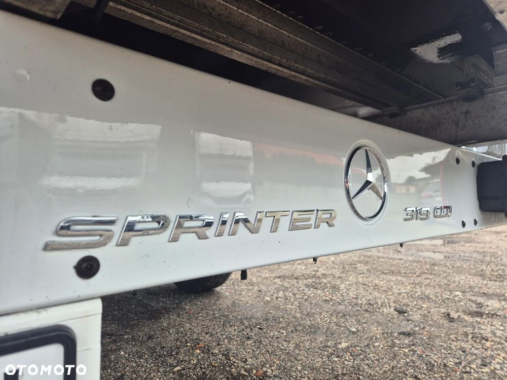 Mercedes-Benz SPRINTER 319 12EP JEGGER FULL LED 2023 DRZWI TYŁ KLIMATYZACJA WEBASTO PODUSZKI SALON PL BEZWYPADKOWY SERWISOWANY W ASO MB BEZ KLUCZYKOWY DOSTĘP - 17
