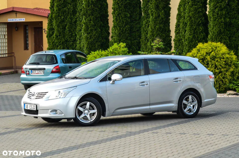 Toyota Avensis Combi 1.8 Executive - 12