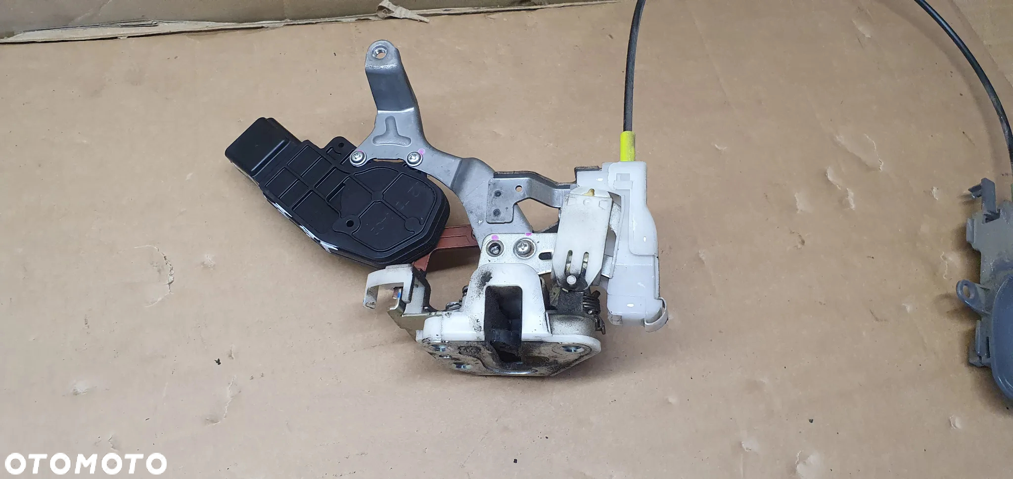 Zamek prawy tył tylny prawy Toyota Aygo 2PIN - 3