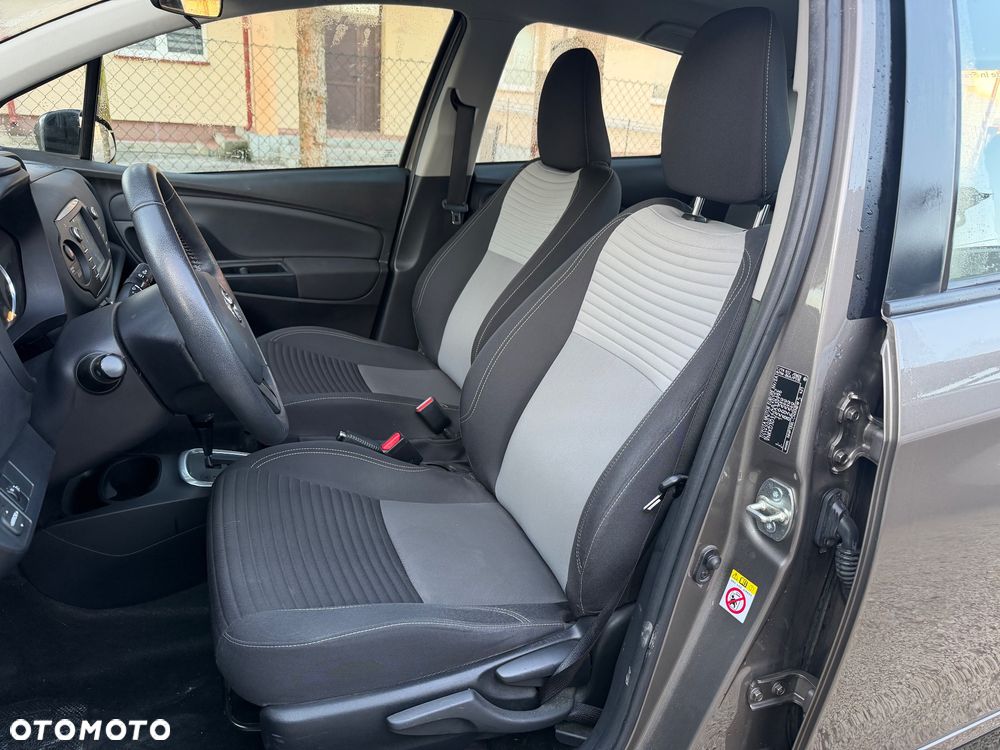 Toyota Yaris Hybrid 100 Terra - 23