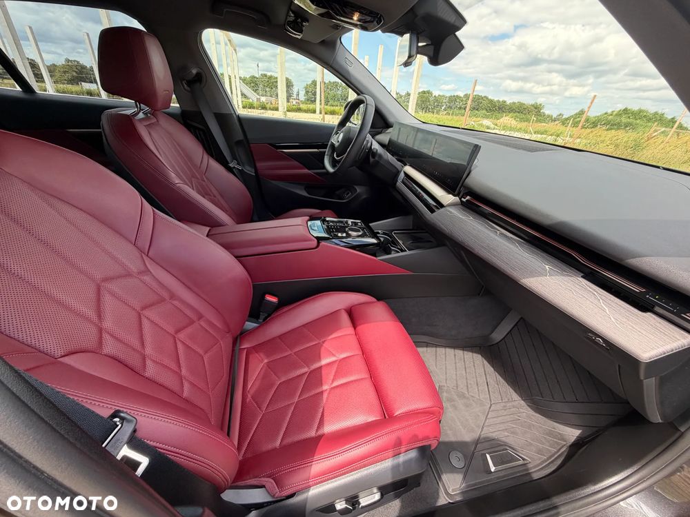 BMW Seria 5 520i mHEV - 14
