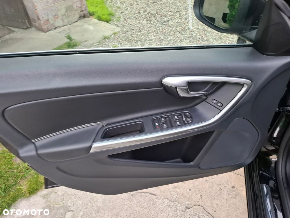 Volvo V60 D6 AWD Plug-in Hybrid R-Design Momentum - 15
