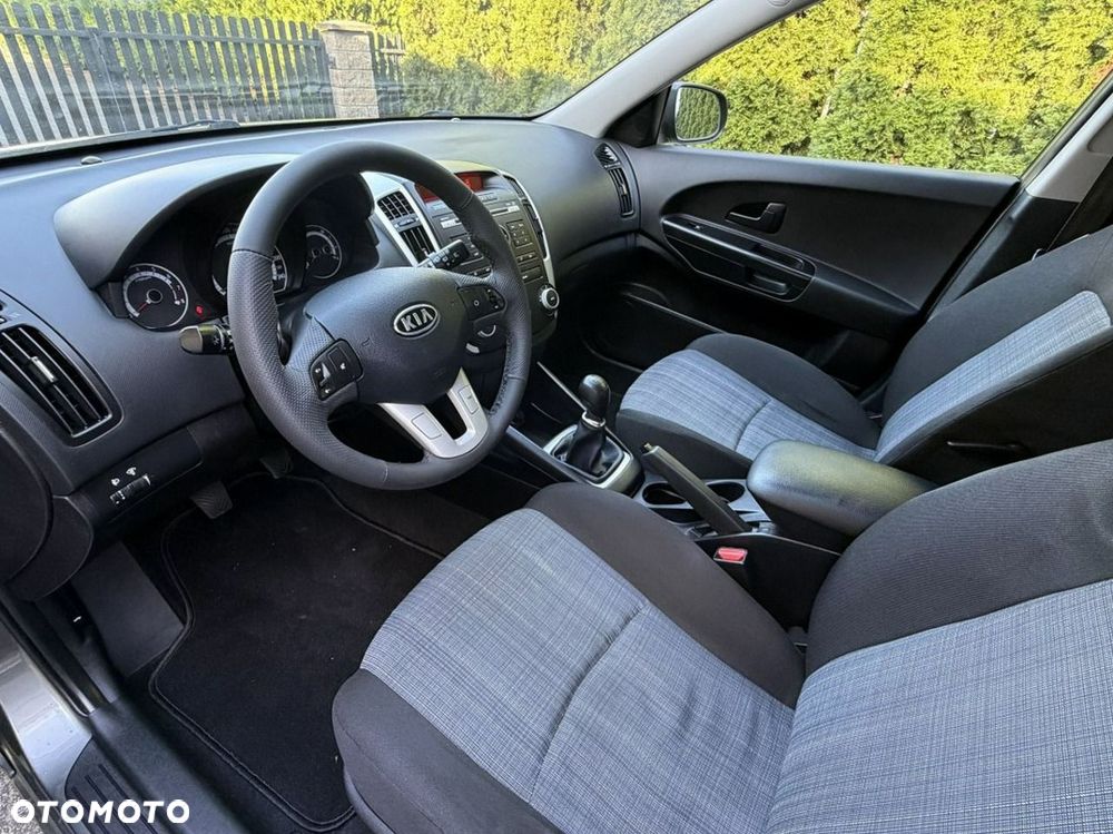 Kia Ceed - 11