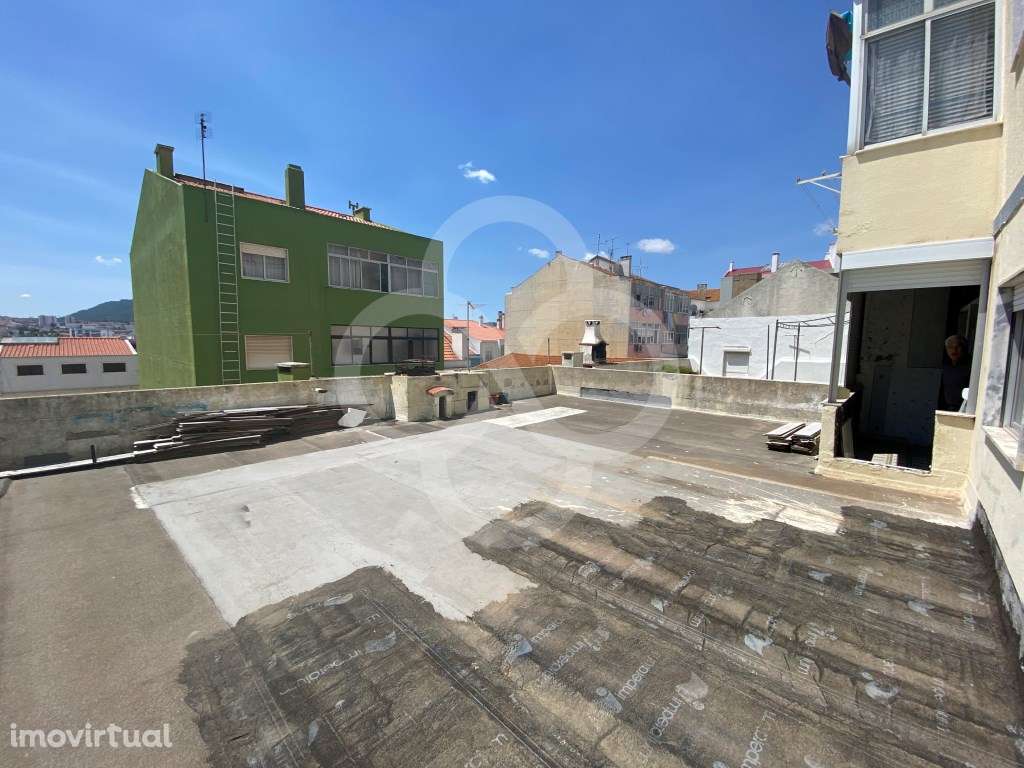 Apartamento T3 em Bom Estado de Conservação com Terraço e Garagem e... - Grande imagem: 3/43