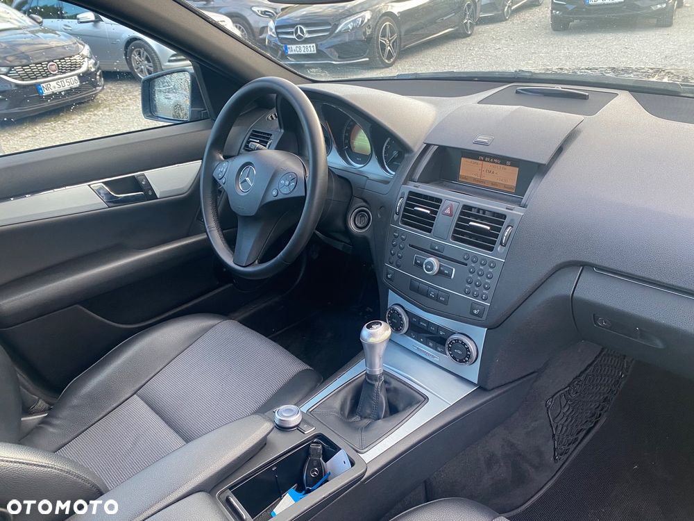 Mercedes-Benz Klasa C 180 CGI BlueEFFICIENCY Avantgarde - 27