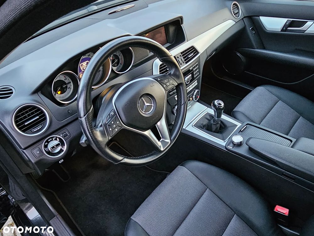 Mercedes-Benz Klasa C 180 CGI BlueEFFICIENCY Avantgarde - 32