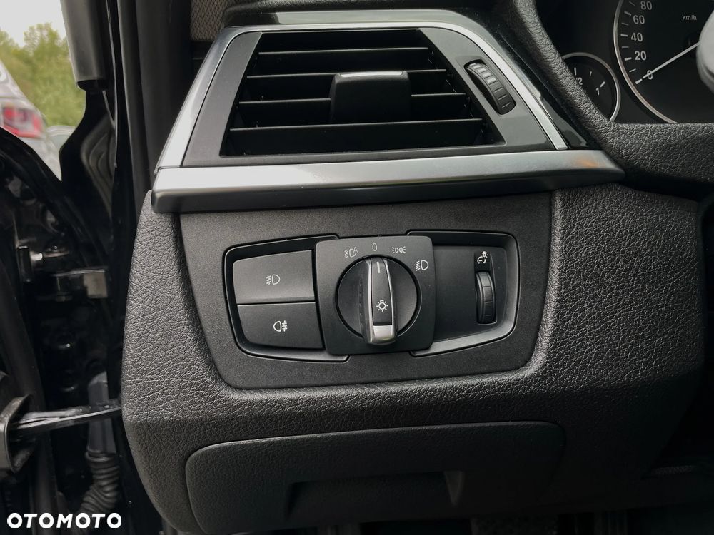 BMW Seria 3 320d Touring Advantage - 34