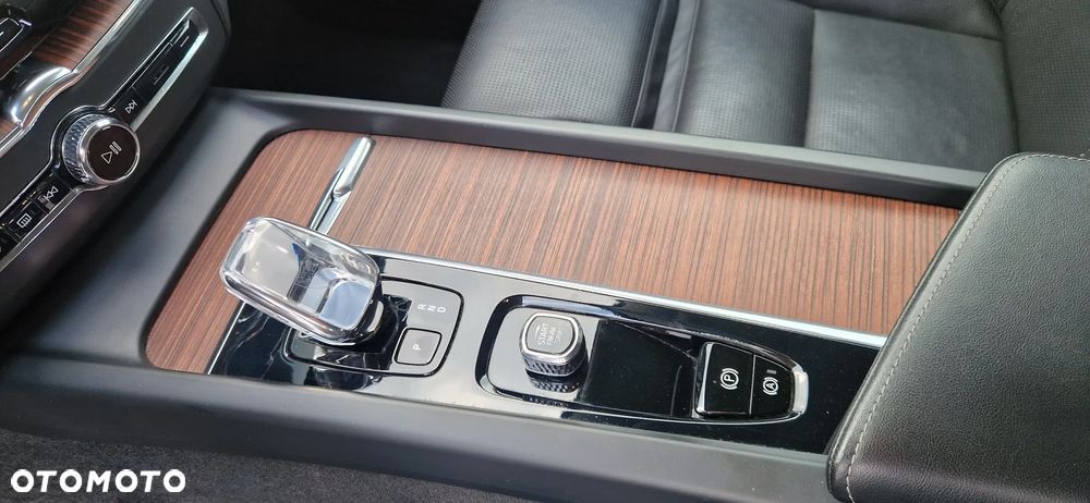 Volvo XC 60 B4 D Plus Dark - 21
