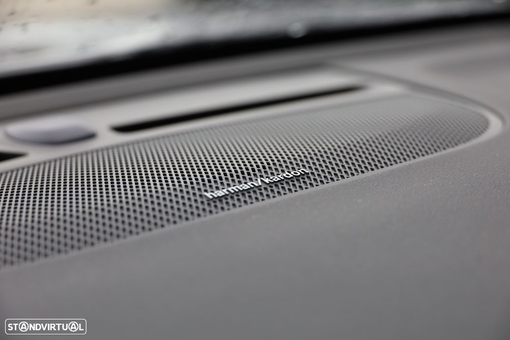 Volvo XC 40 2.0 B3 Plus Dark - 33