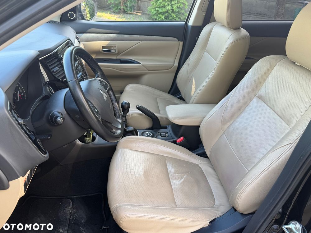 Mitsubishi Outlander 2.2 DI-D 4WD Plus - 24