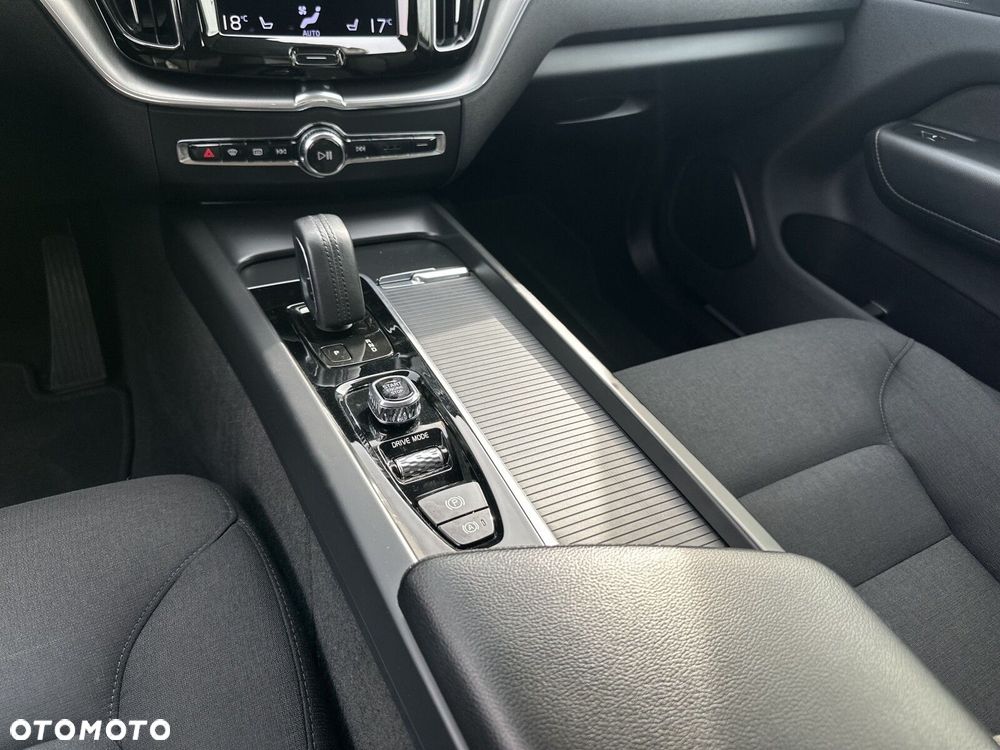 Volvo XC 60 B4 B Momentum - 24