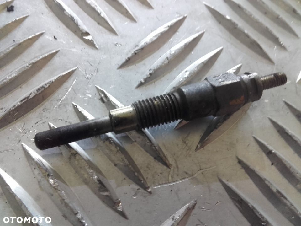 ŚWIECA ŻAROWA KUBOTA D 1105 CARRIER SUPRA 950 - 1