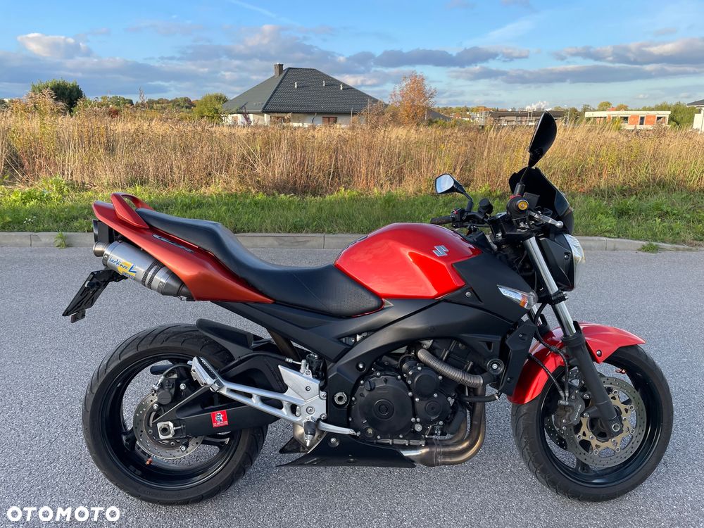 Suzuki GSR - 2