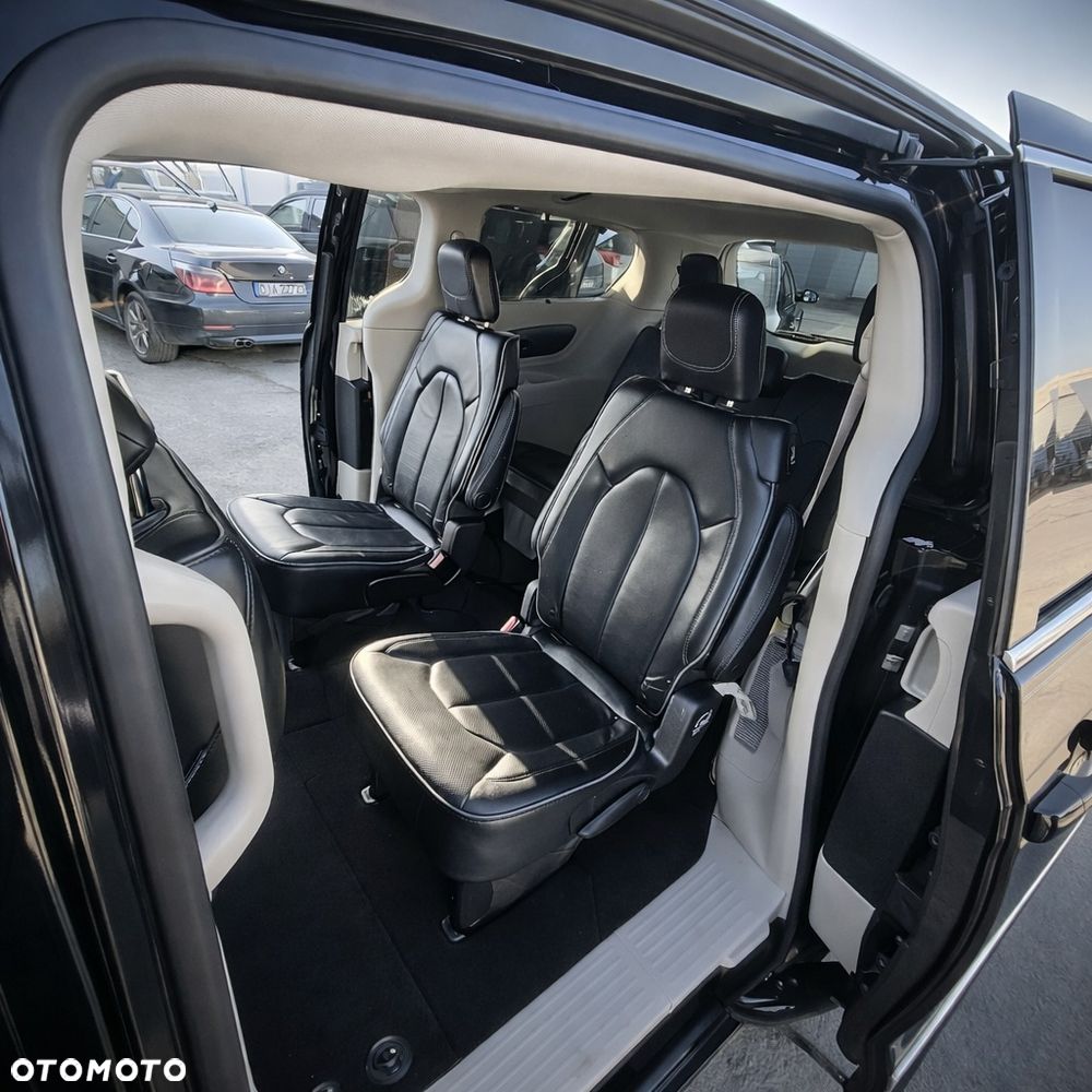 Chrysler Pacifica - 8