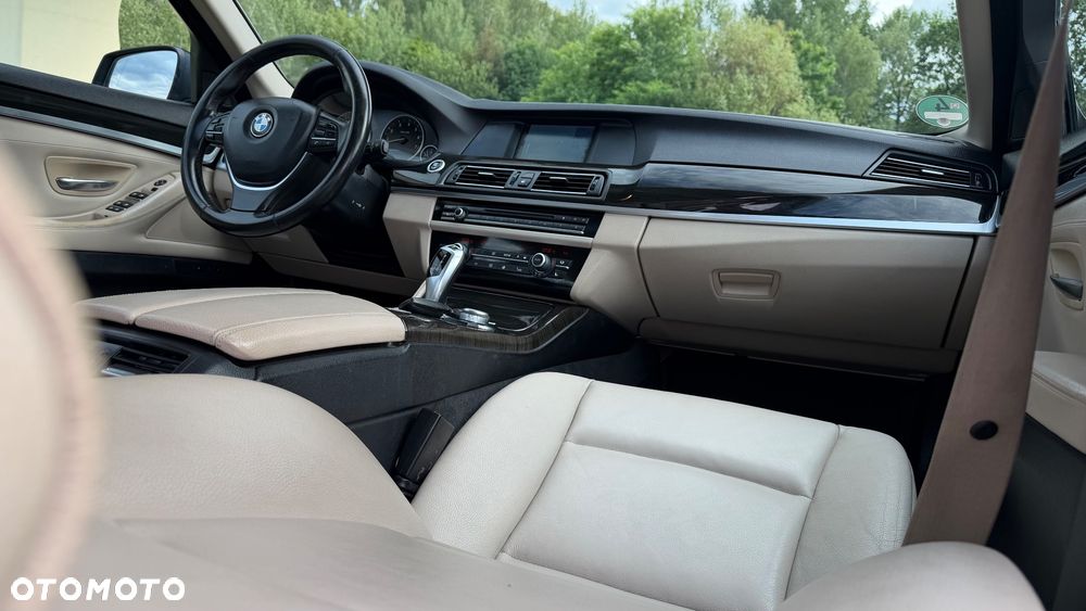 BMW Seria 5 523i - 23