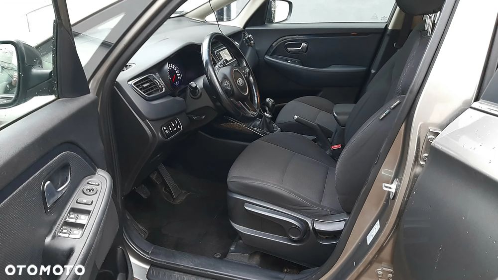 Kia Carens - 10