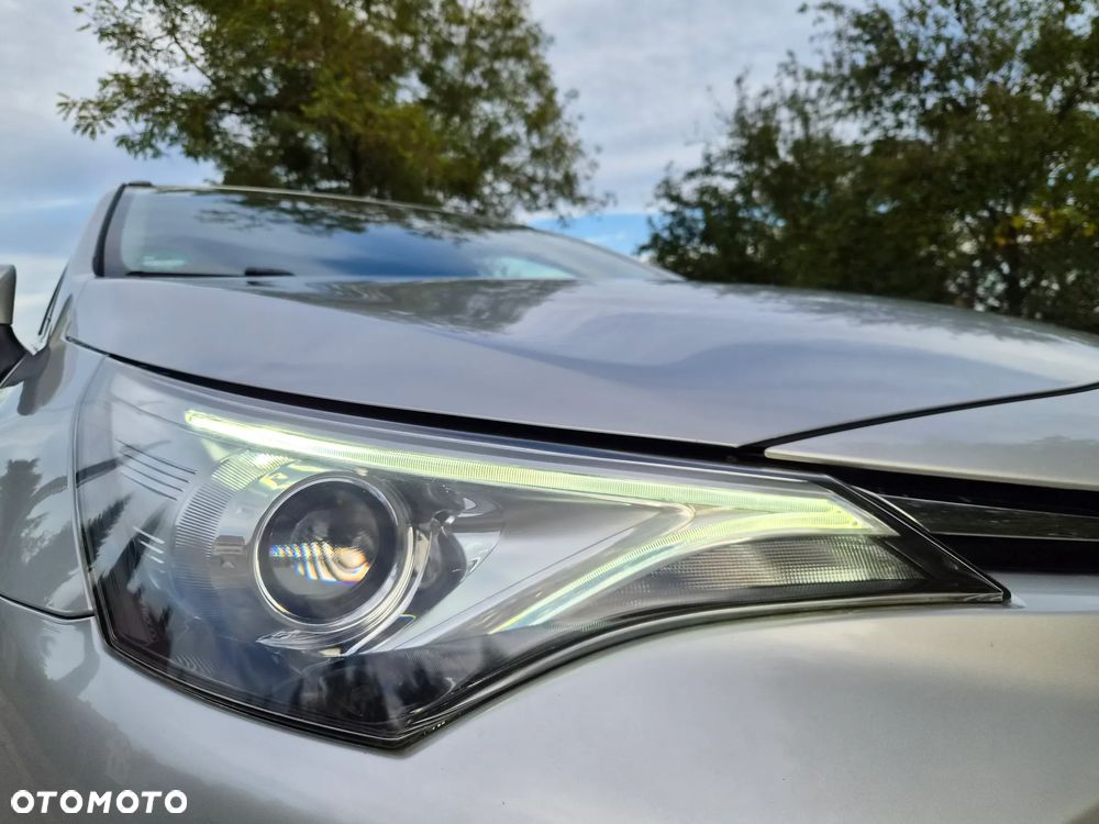 Toyota Avensis 1.8 Sol plus NAVI - 13