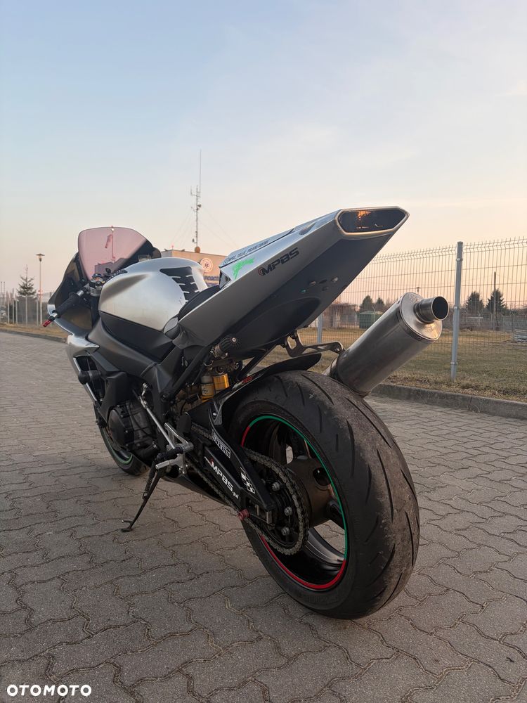 Yamaha R1 - 6