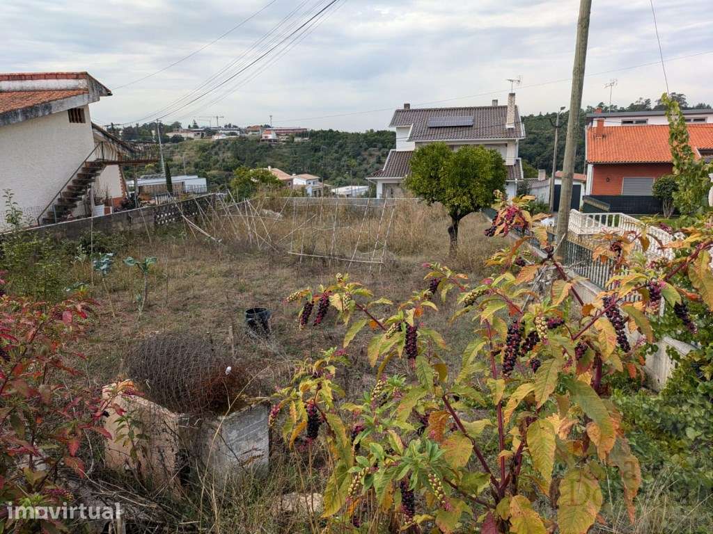 Vende-se moradia para recuperar com lote de terreno - Lordemão - Grande imagem: 5/14