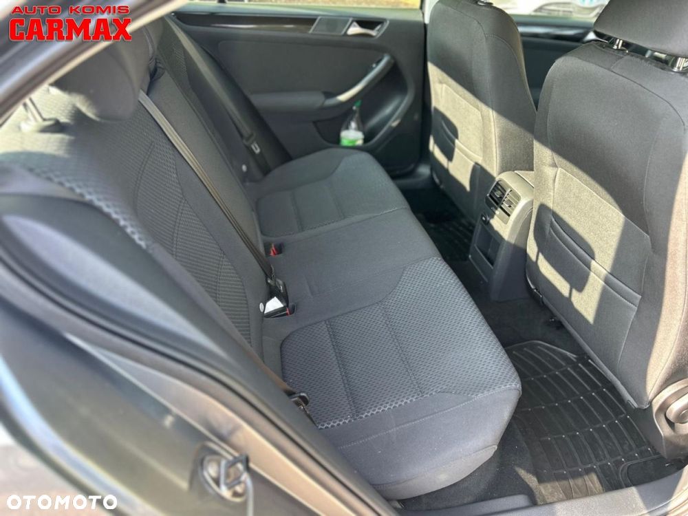 Volkswagen Jetta 1.6 TDI Comfortline - 23