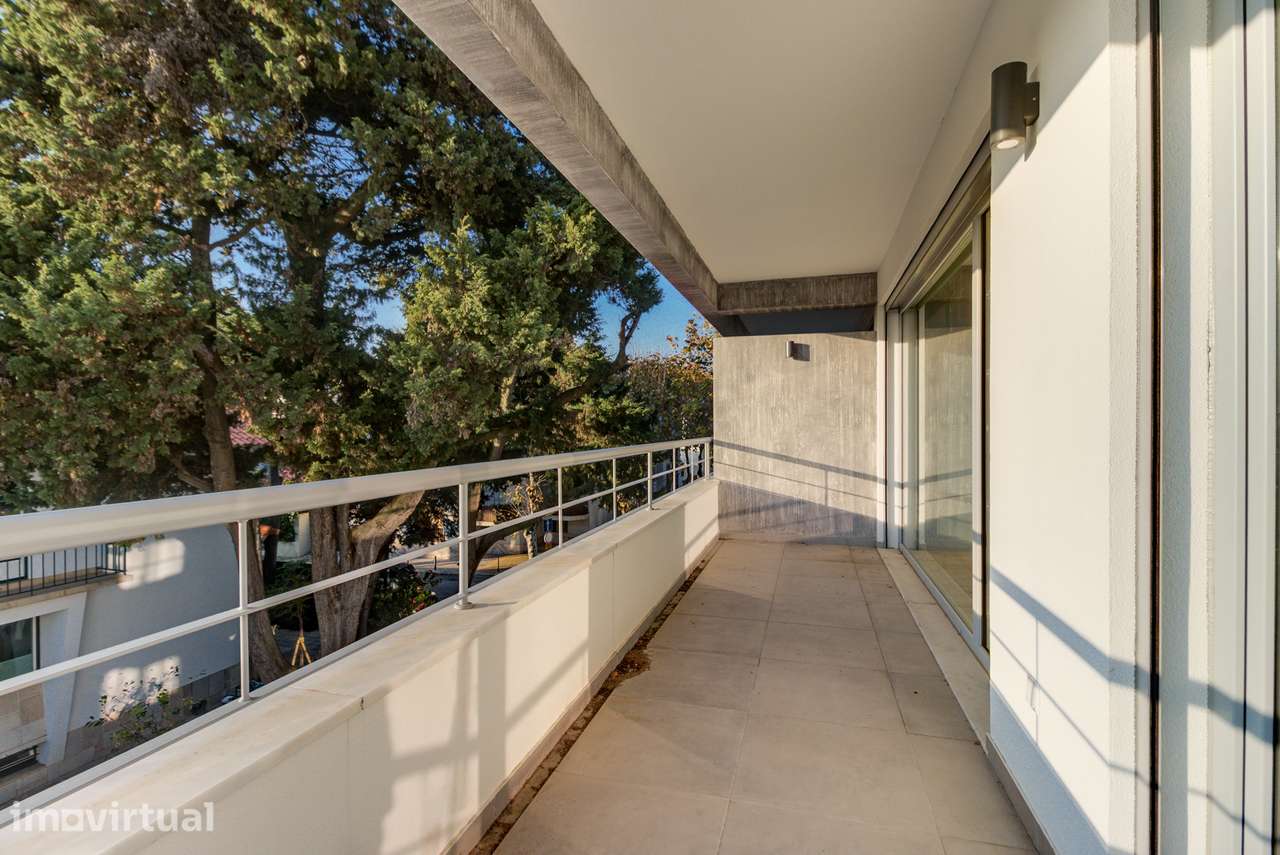 APARTAMENTO T3+1 DUPLEX CENTRO DE CARCAVELOS - Grande imagem: 2/36