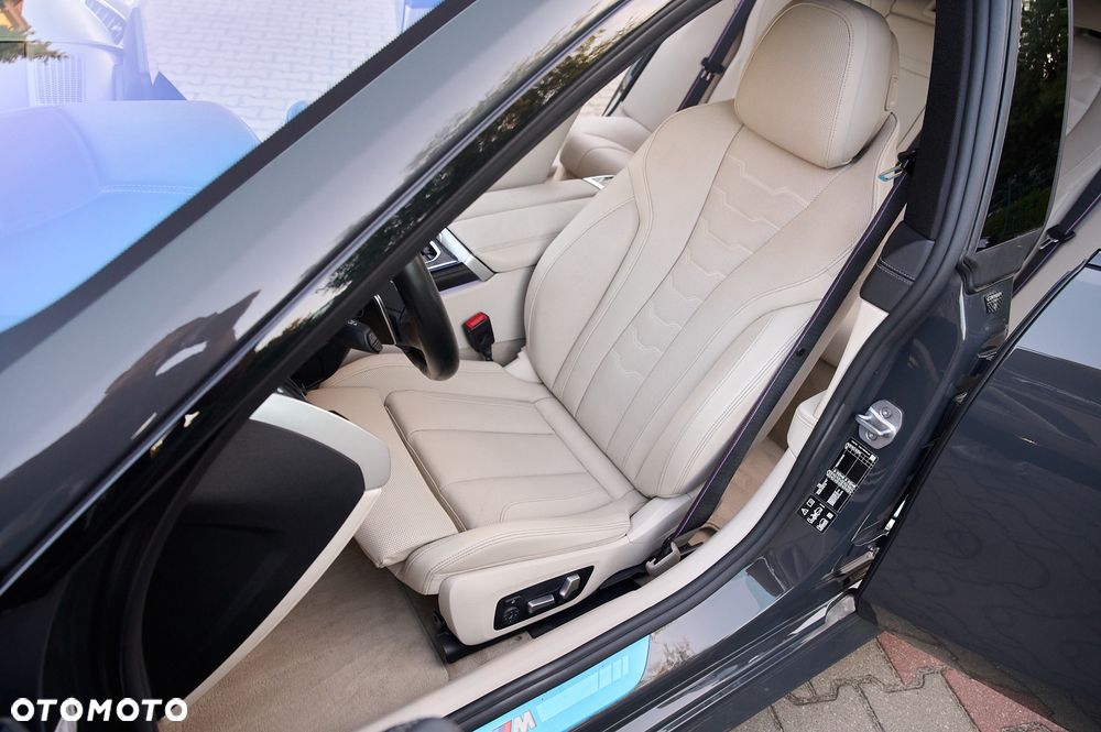 BMW Seria 8 - 22