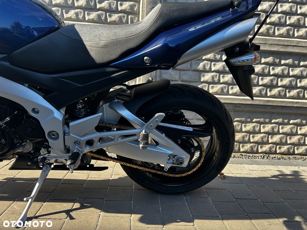 Suzuki GSR - 16
