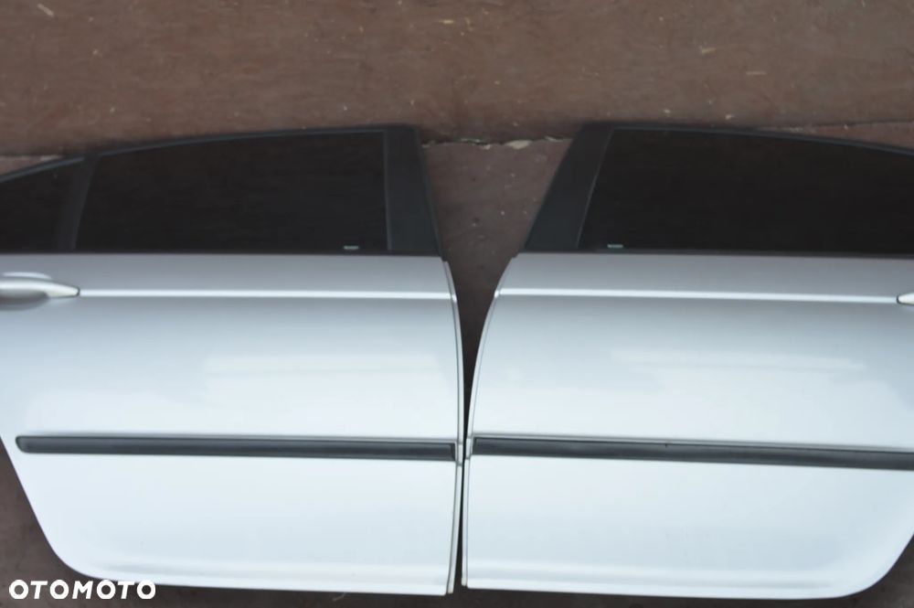 BMW E46 SEDAN ORYGINALNE KOMPLETNE DRZWI TYŁ LEWE / PRAWE W KOLORZE TITANSILBER 354/7 O NR.  41 52 7 034 153 / 41 52 8 240 075 /  41 52 7 034 154 / 41 52 8 240 076 OEM W DOBRYM STANIE - 3