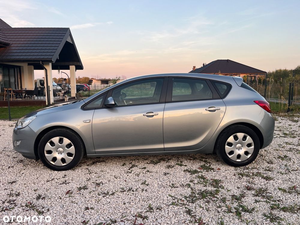 Opel Astra 2010 photo 5