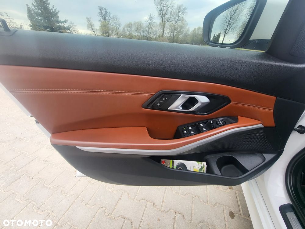 BMW Seria 3 318d Sport Line - 24
