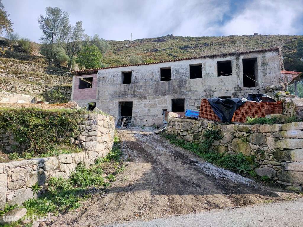 Moradias por recuperar - Grande imagem: 2/16