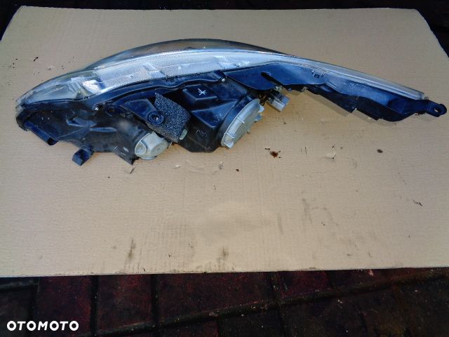 LAMPA PRAWA XENON TOYOTA AVENSIS T27 12-15 - 2