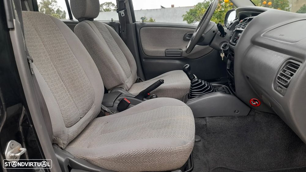 Suzuki Grand Vitara Metal Top 2.0 L - 37