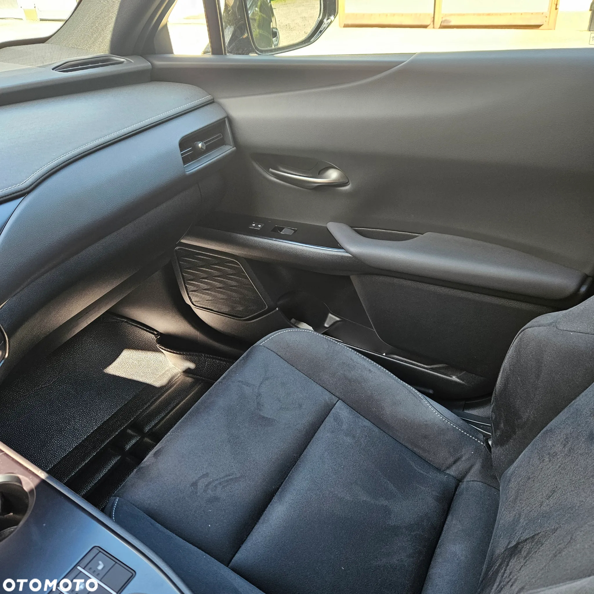 Lexus UX 250h GPF Business 2WD - 16