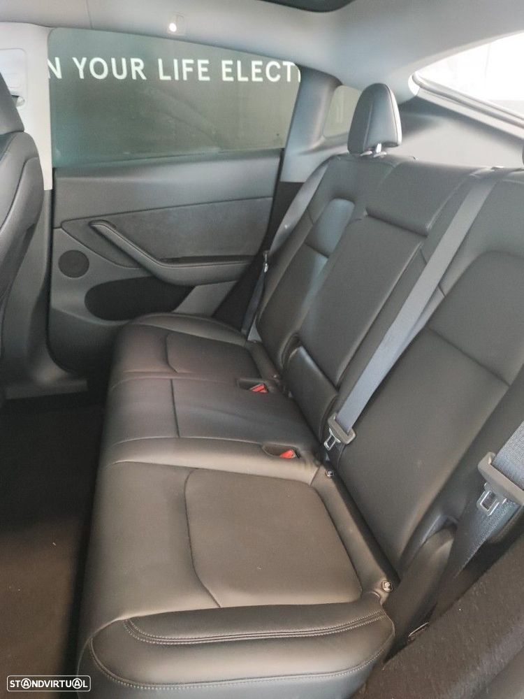 Tesla Model Y Long Range Dual Motor AWD — fotografia 8