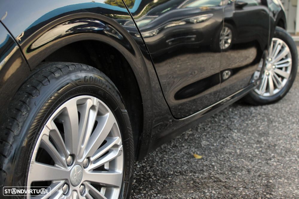 Peugeot 208 1.2 PureTech Signature - 27