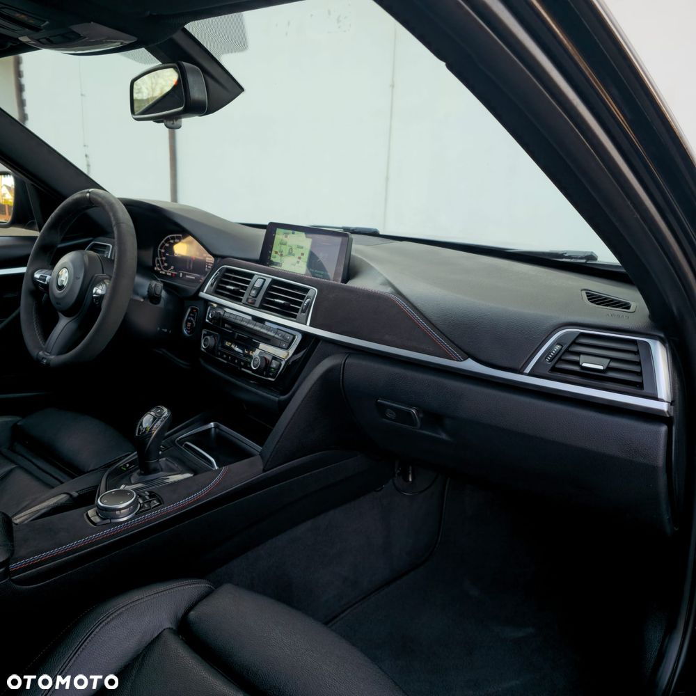 BMW Seria 3 330i xDrive M Sport - 32