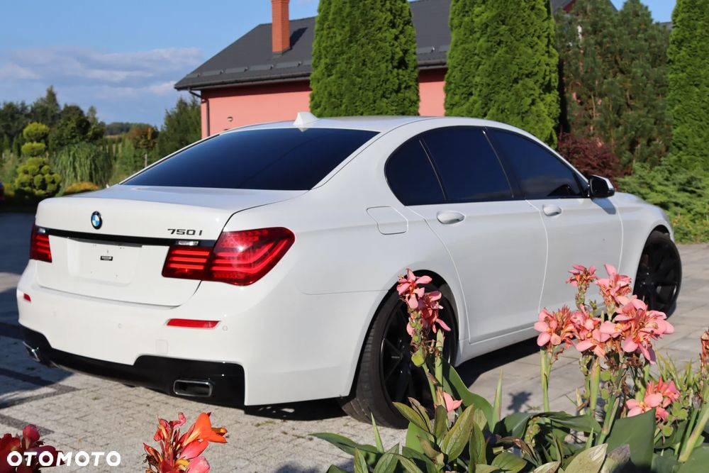 BMW Seria 7 750i - 8